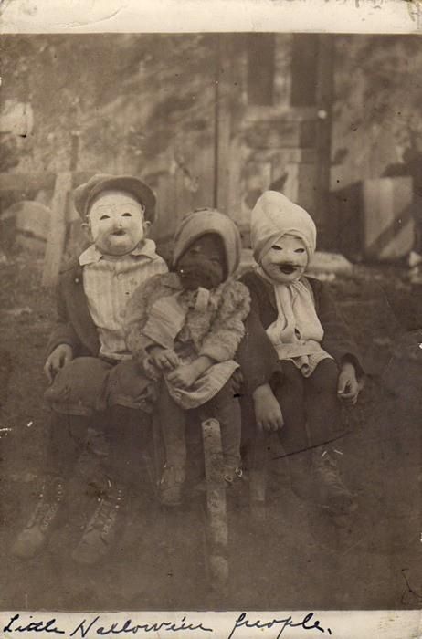 Children_with_Halloween_Masks_Halloween